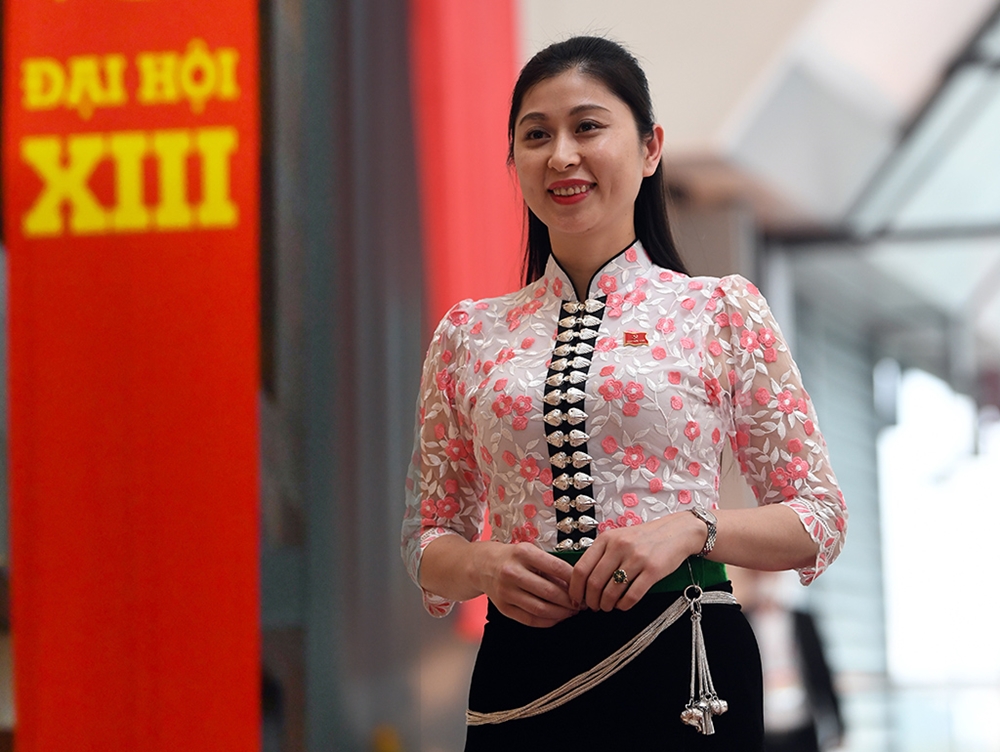 Đại biểu Cầm Thị Huyền Trang , Bí thư Tỉnh đoàn Sơn La dự đại hội Đảng toàn quốc lần thứ XIII trong trang phục dân tộc Thái.
